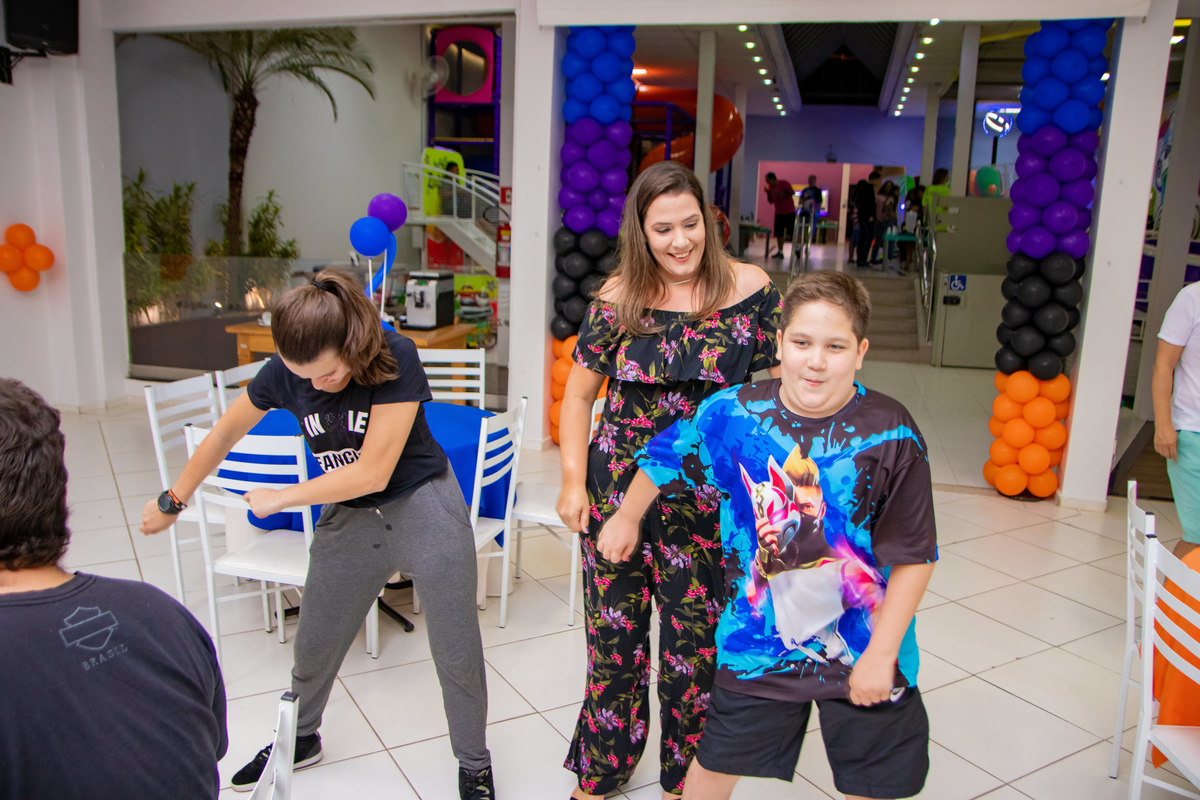 Buffet Zappteen Bauru, aniversariante dançando em sua festa 