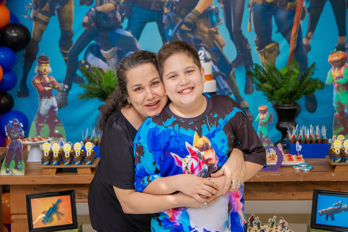 Buffet Zappteen Bauru, aniversariante e sua tia na mesa do bolo