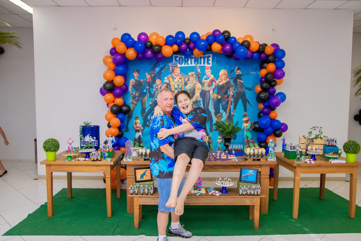 Buffet Zappteen Bauru, aniversariante e avô na mesa do bolo