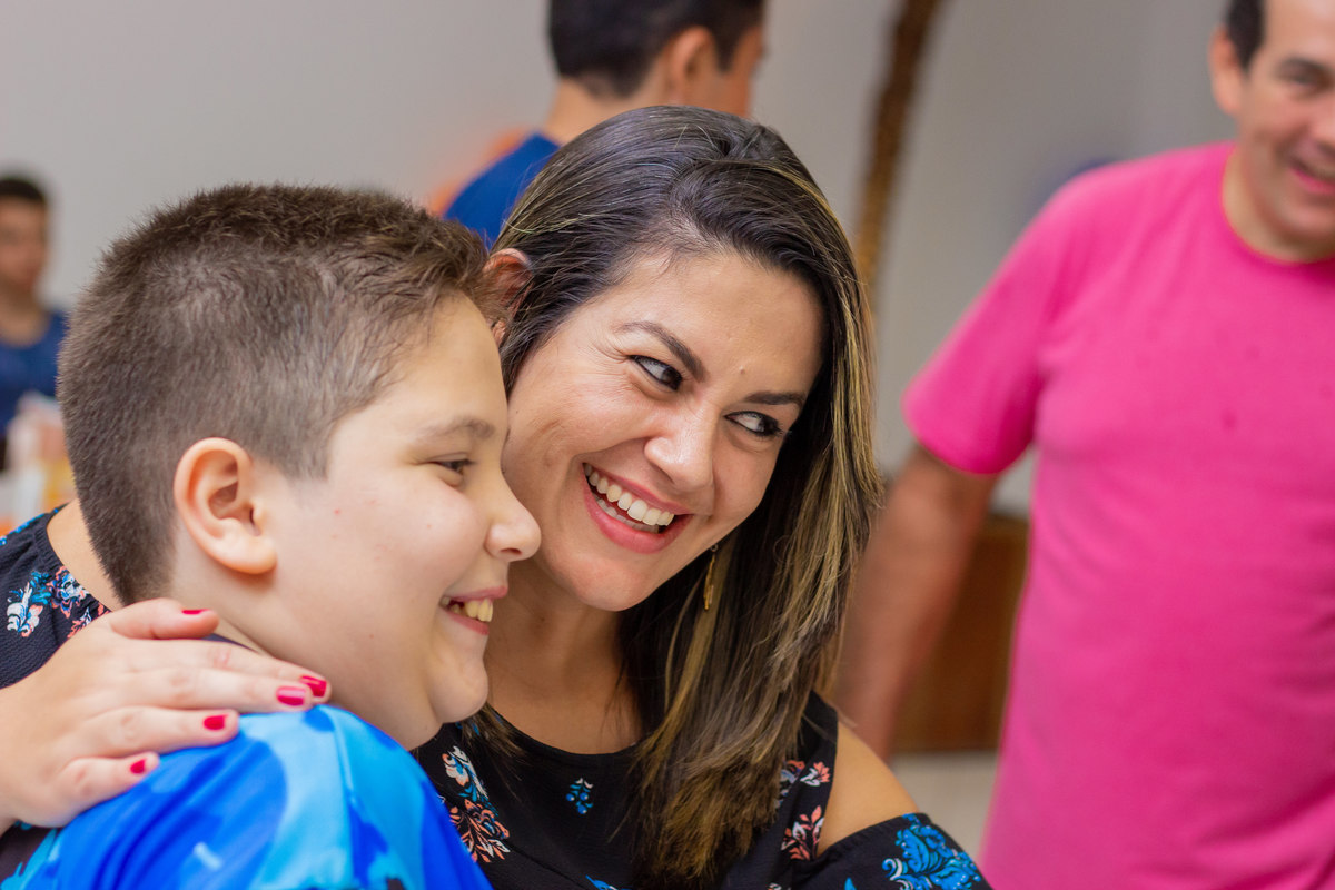 Buffet Zappteen Bauru, aniversariante e convidada tirando uma selfie