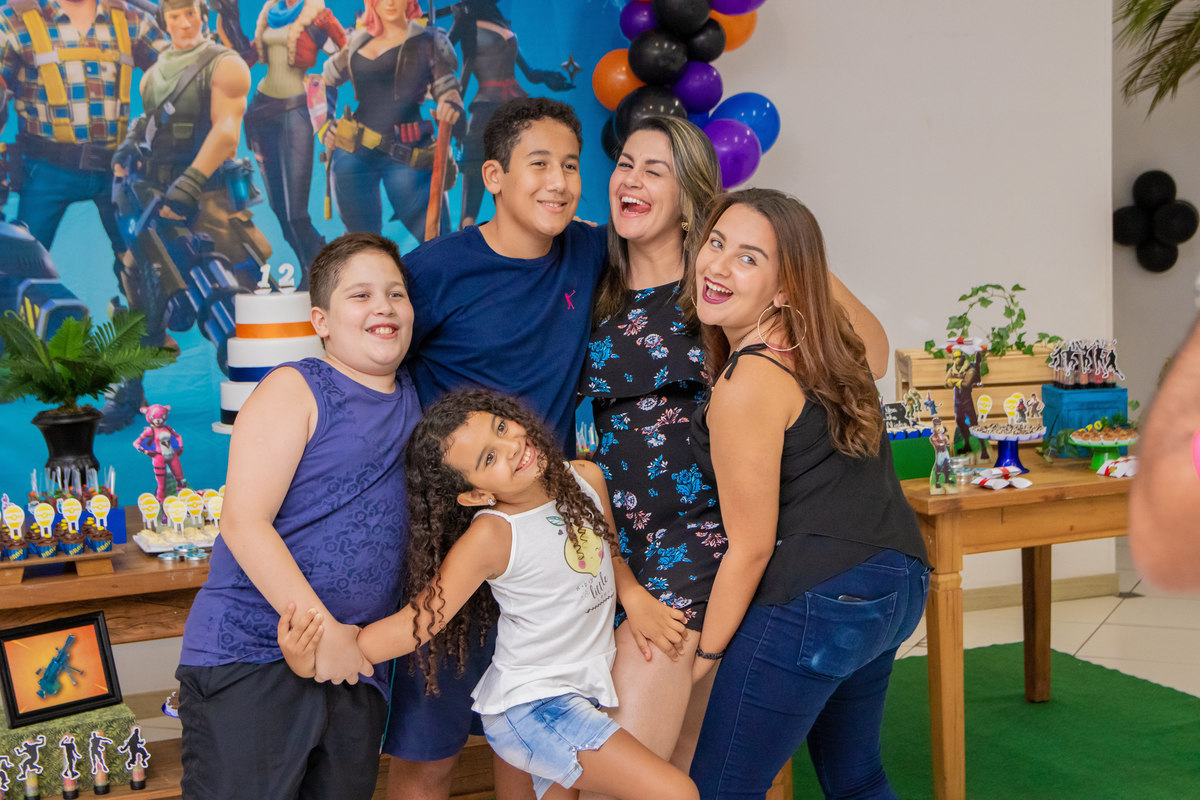 Buffet Zappteen Bauru, aniversariante e amigos na mesa do bolo