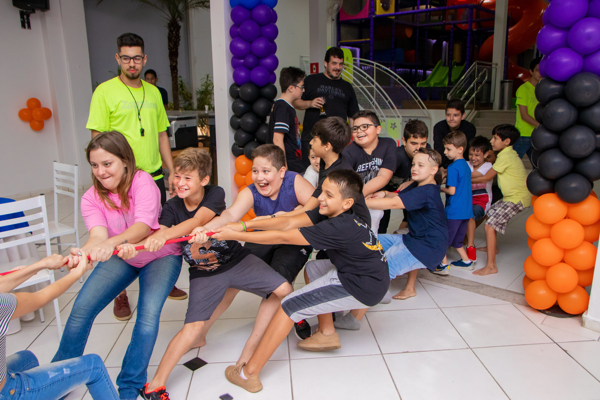 Buffet Zappteen Bauru, aniversariante e amigos brincando de cabo de guerra
