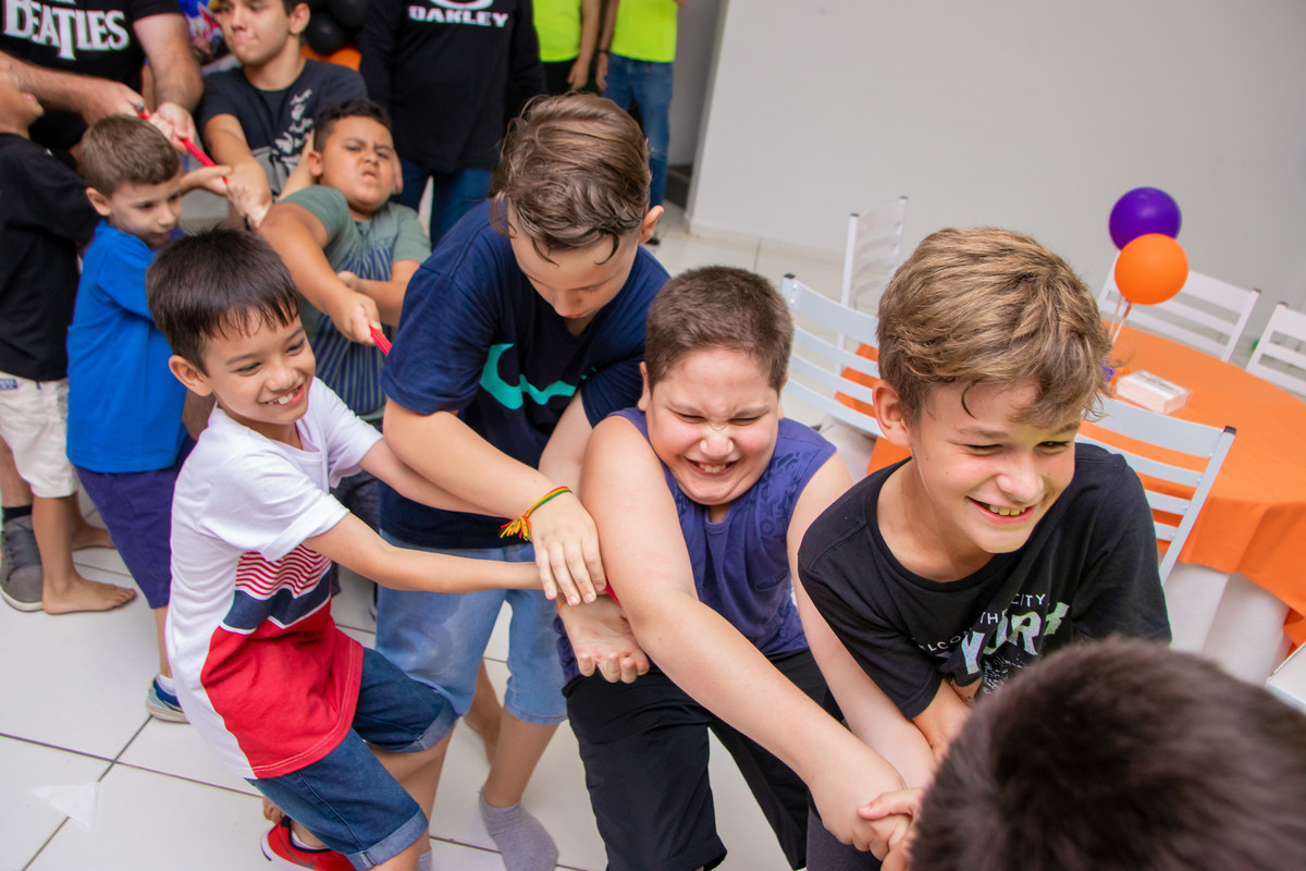 Buffet Zappteen Bauru, aniversariante e amigos fazendo força em cabo de guerra