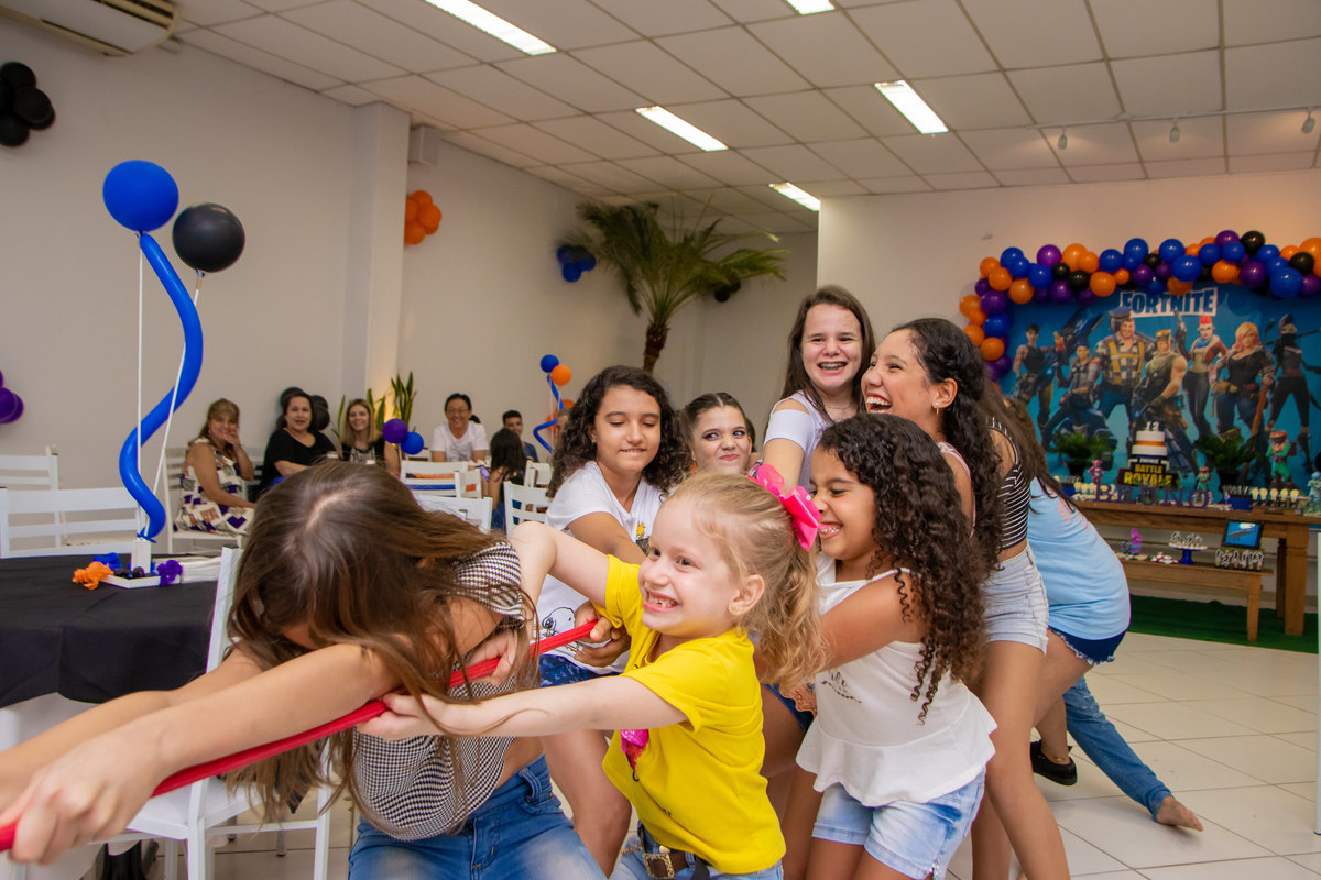 Buffet Zappteen Bauru, meninas fazendo força em brincadeira do cablo de guerra