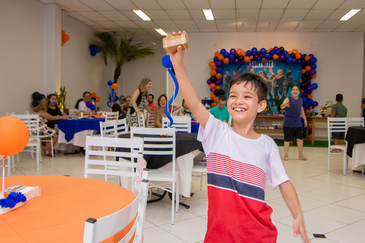 Buffet Zappteen Bauru, menino feliz comemorando em festa de aniversário