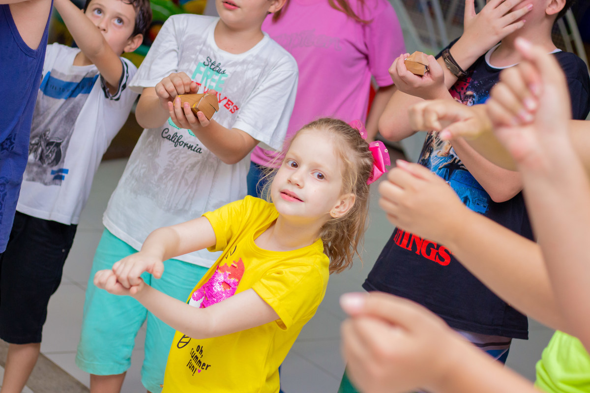 Buffet Zappteen Bauru, criança dançando em aniversário