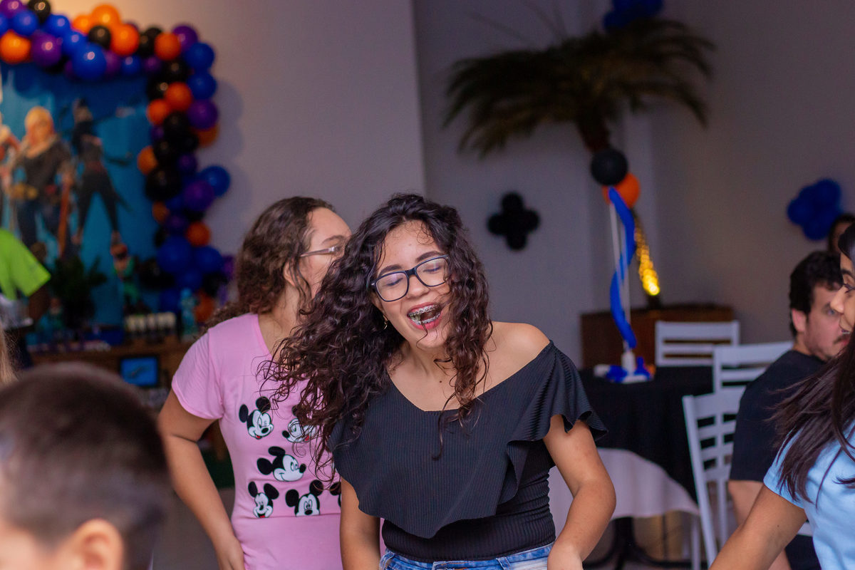 Buffet Zappteen Bauru, adolescente rindo em festa