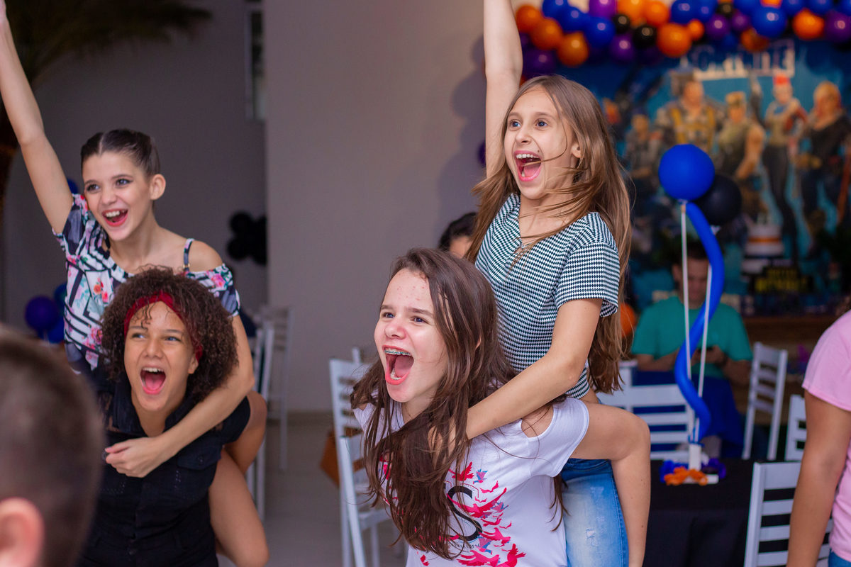 Buffet Zappteen Bauru, amigas dançando em aniversário