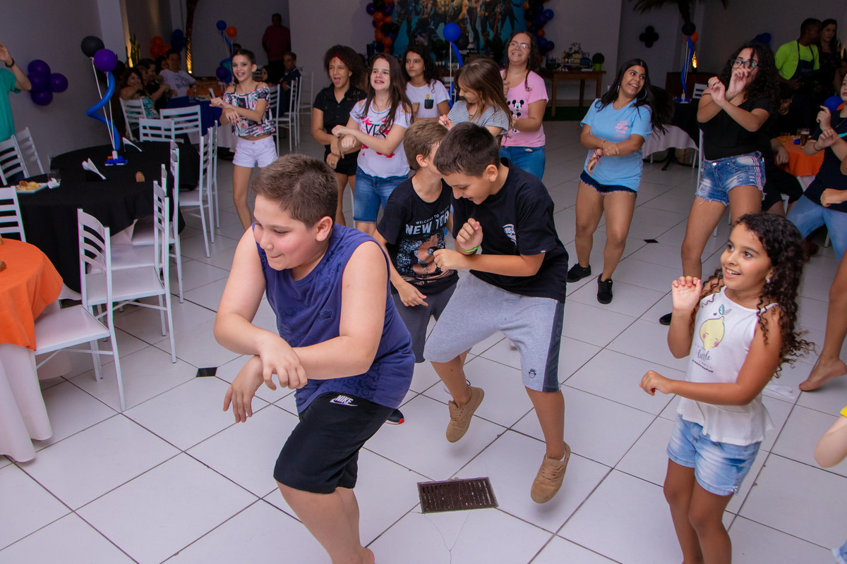 Buffet Zappteen Bauru, aniversariante e amigos dançando em seu aniversário, gangnam style