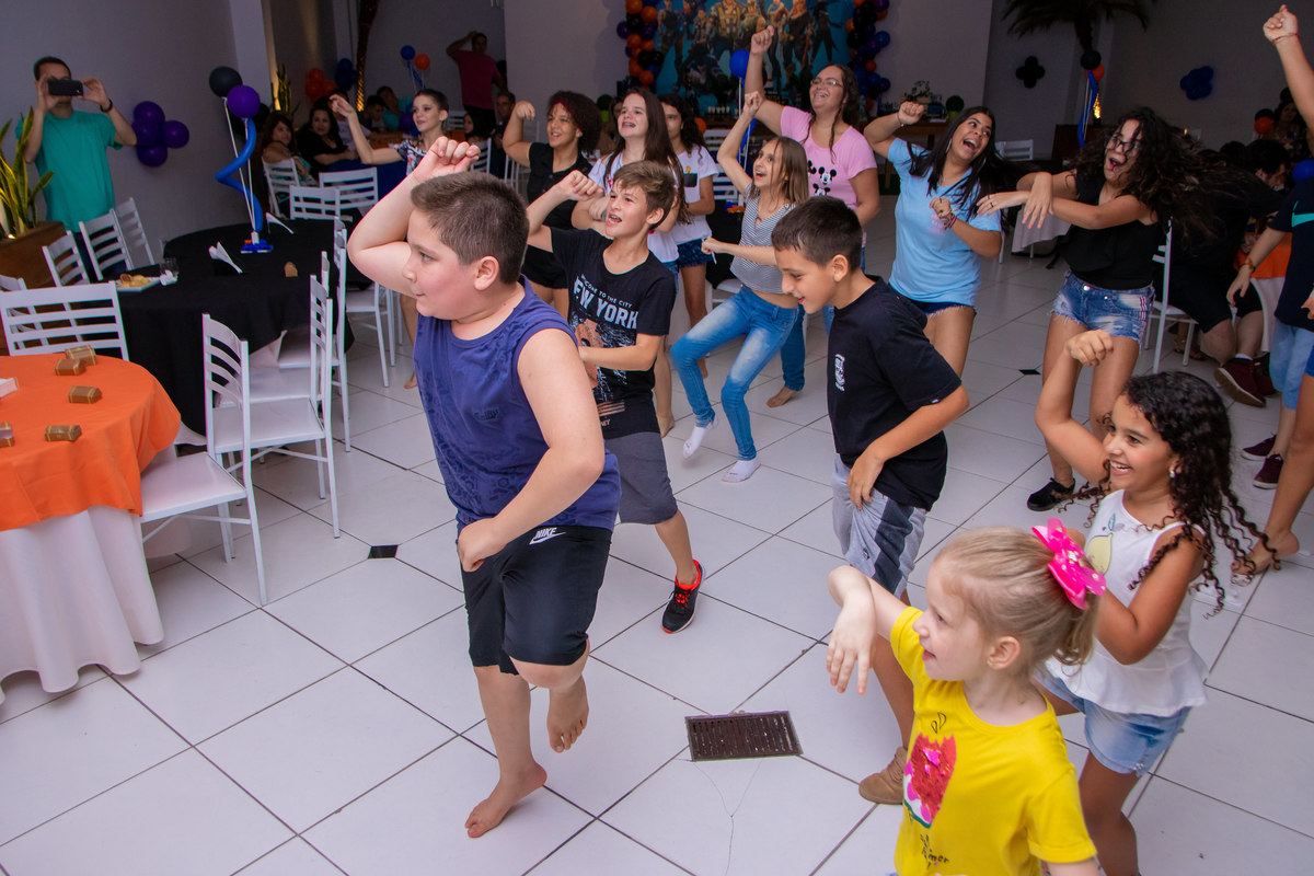 Buffet Zappteen Bauru, aniversariante dançando gangnam style com seus convidados
