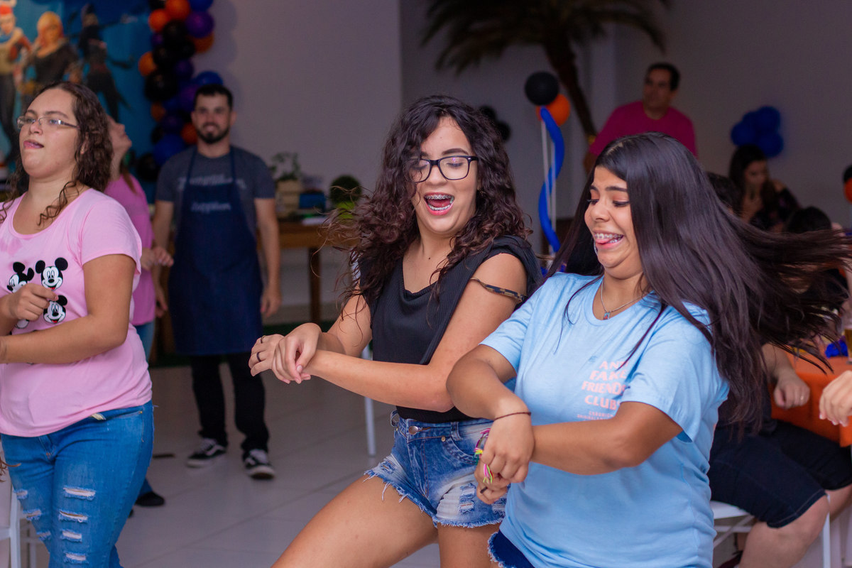 Buffet Zappteen Bauru, amigas dançando gangnam style em aniversário