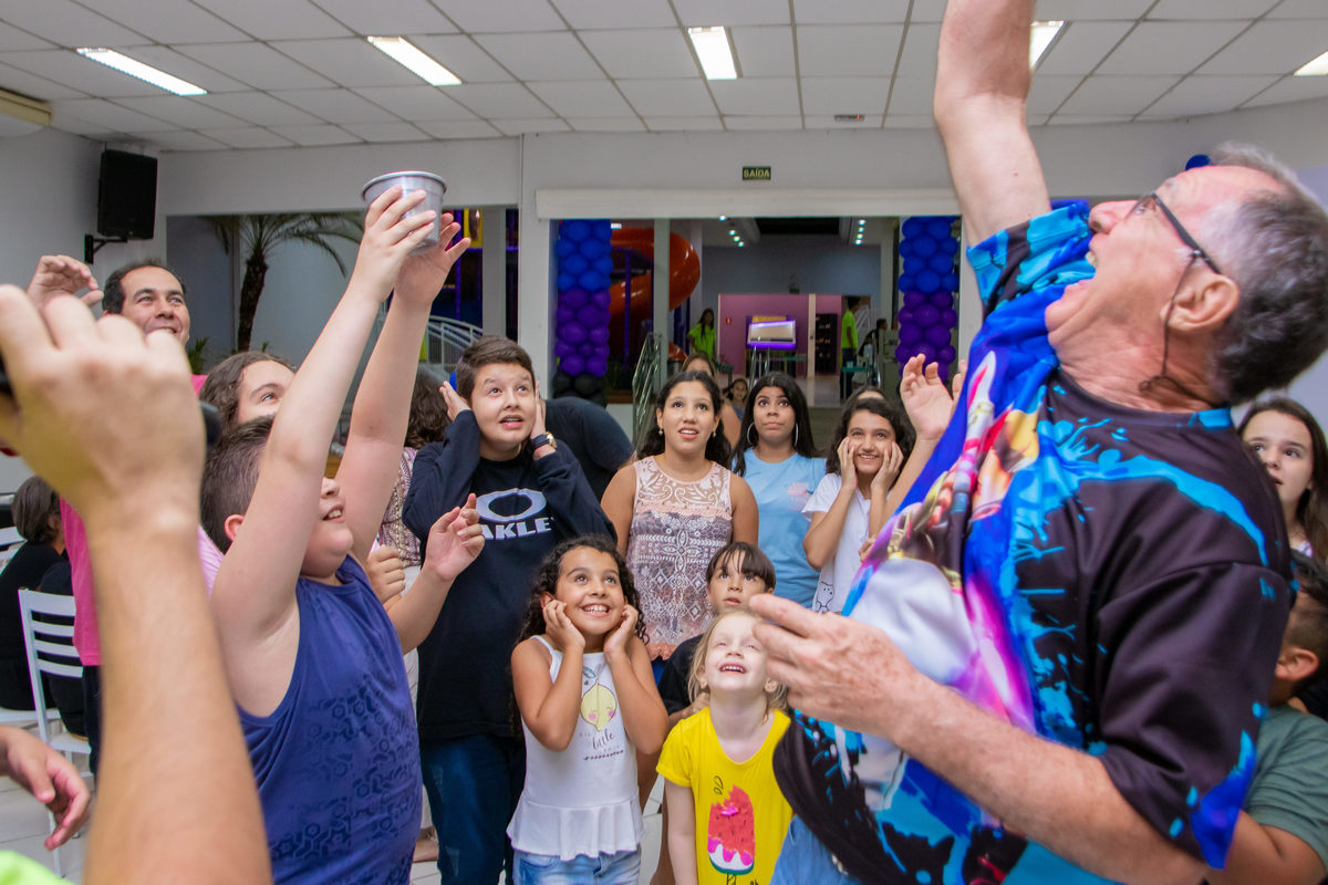 Buffet Zappteen Bauru, vô estourando o bexigão em aniversário, crianças esperando o bexigão