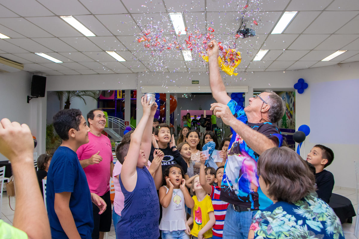 Buffet Zappteen Bauru, vô estourando o bexigão em aniversário, crianças animadas com o bexigão