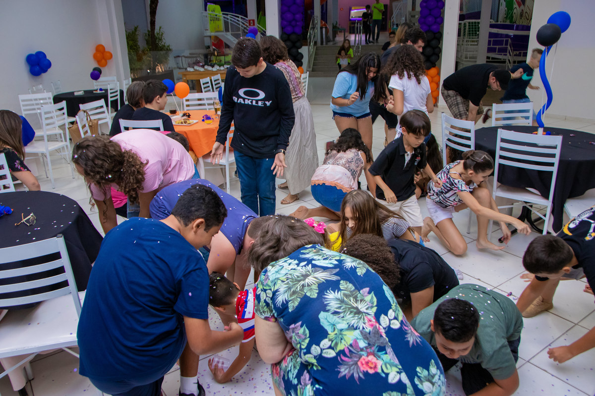 Buffet Zappteen Bauru, crianças pegando balas no chão do bexigão