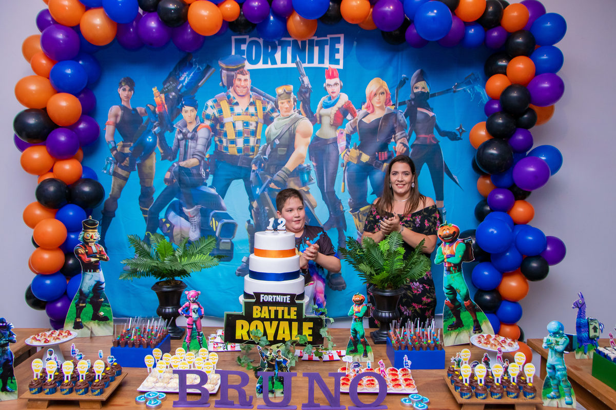 Buffet Zappteen Bauru, mãe e filho na hora do parabéns