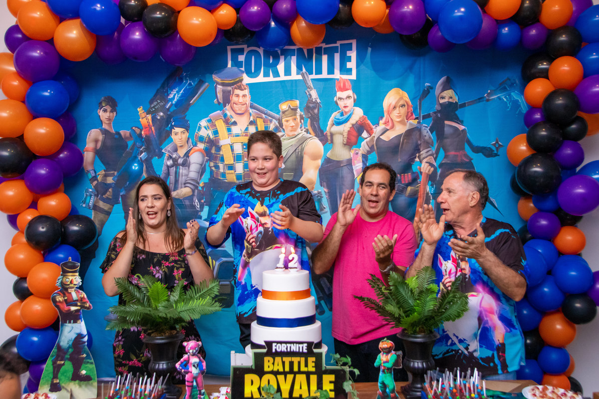 Buffet Zappteen Bauru, Aniversariante e sua família cantando parabéns