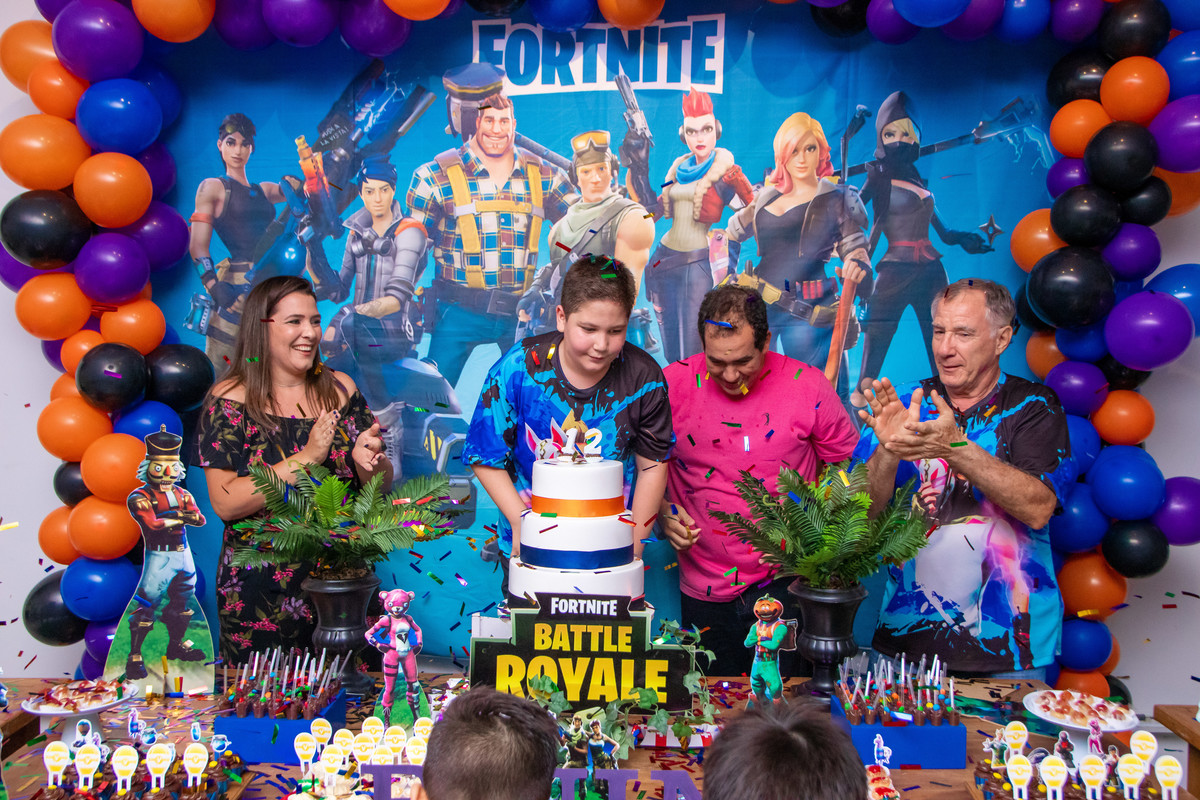 Buffet Zappteen Bauru, aniversariante rindo na hora do parabéns