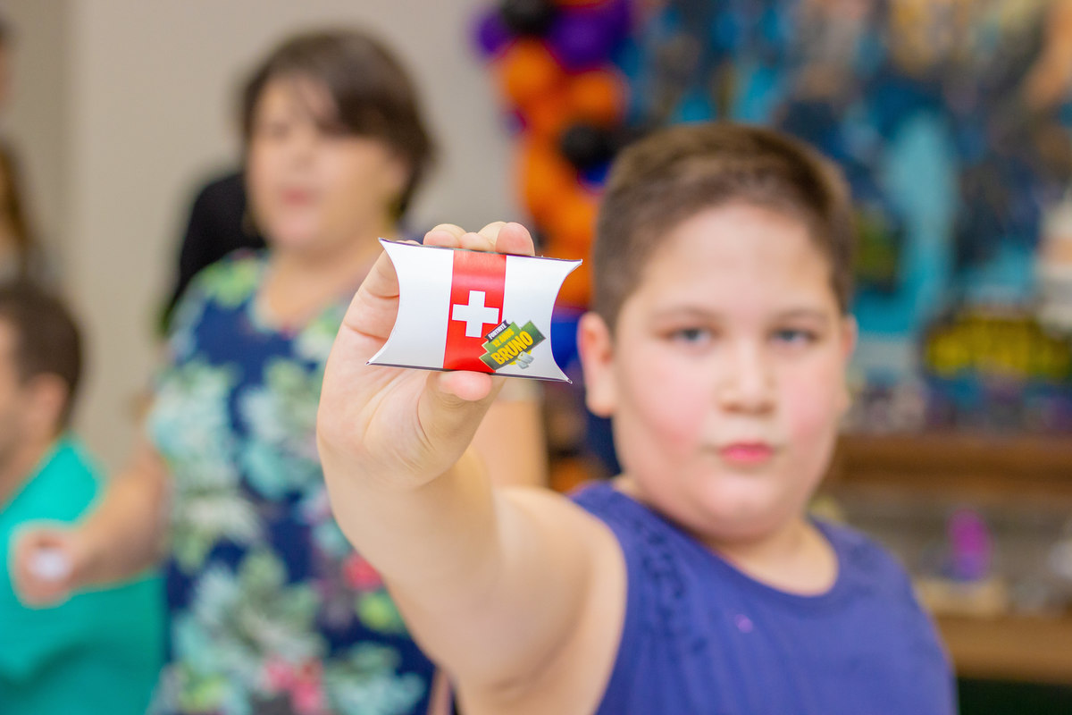 Buffet Zappteen Bauru, aniversariante com seu kit emergência do fortnite