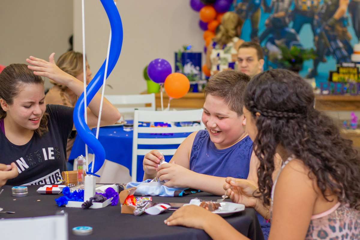 Buffet Zappteen Bauru, aniversariante e amigas comendo bolo em sua festa