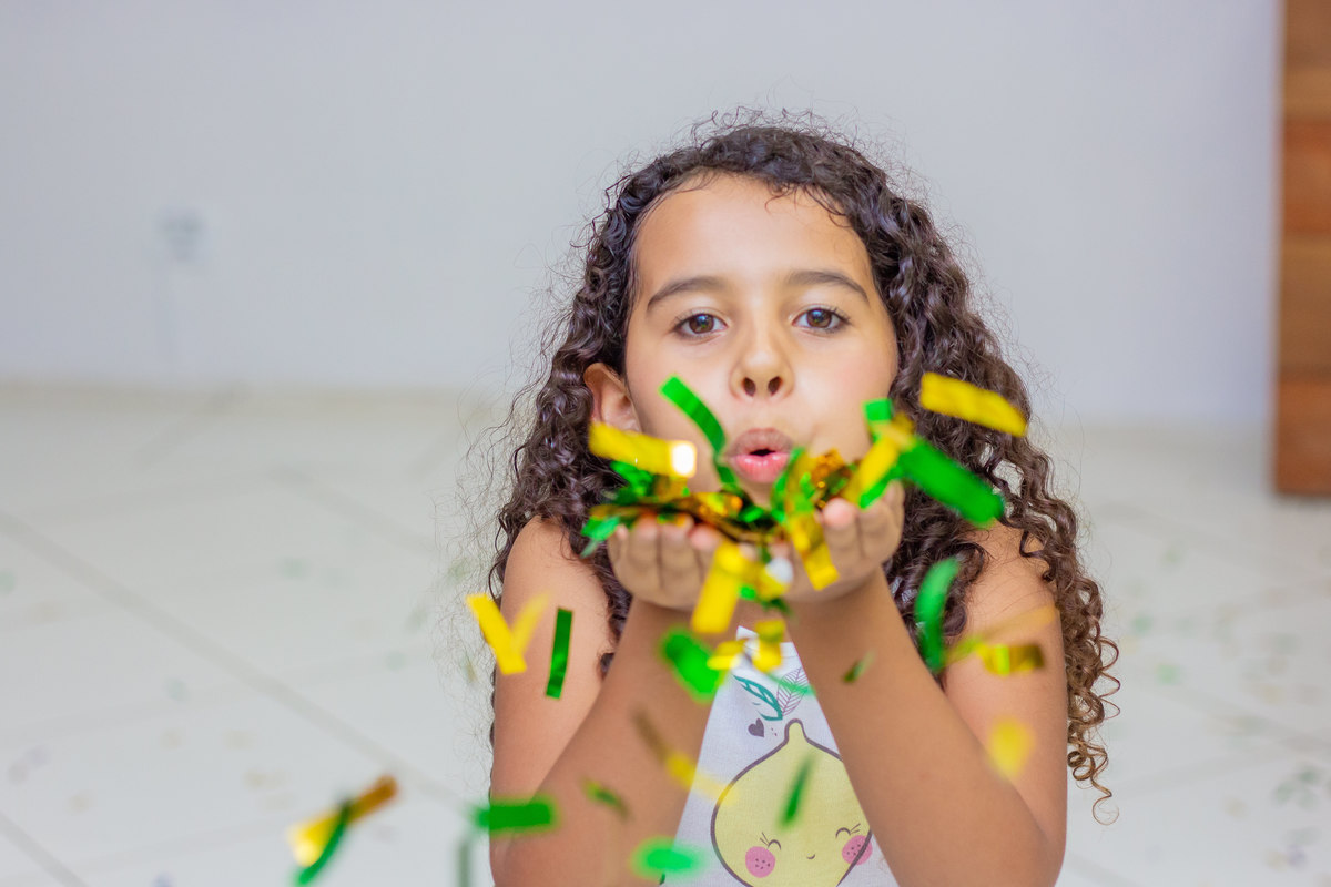 Buffet Zappteen Bauru, criança assoprando confetes