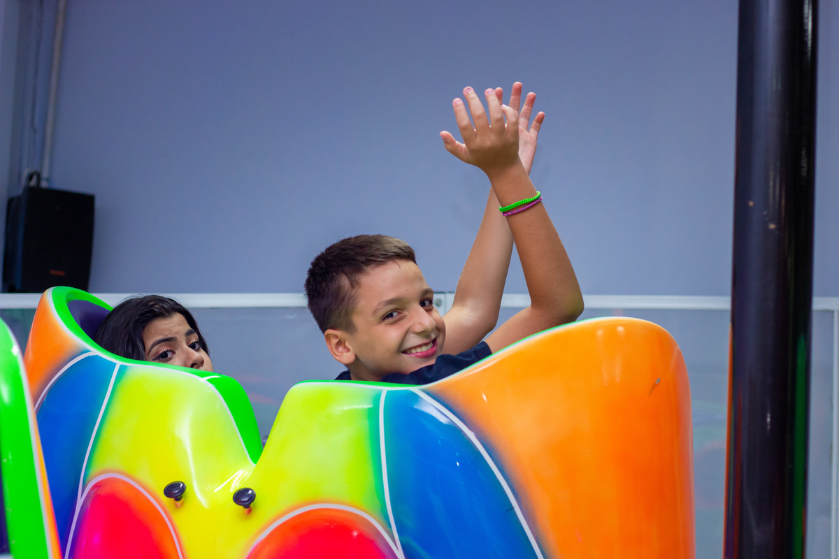 Buffet Zappteen Bauru, menino batendo palmas no brinquedo crazy dance