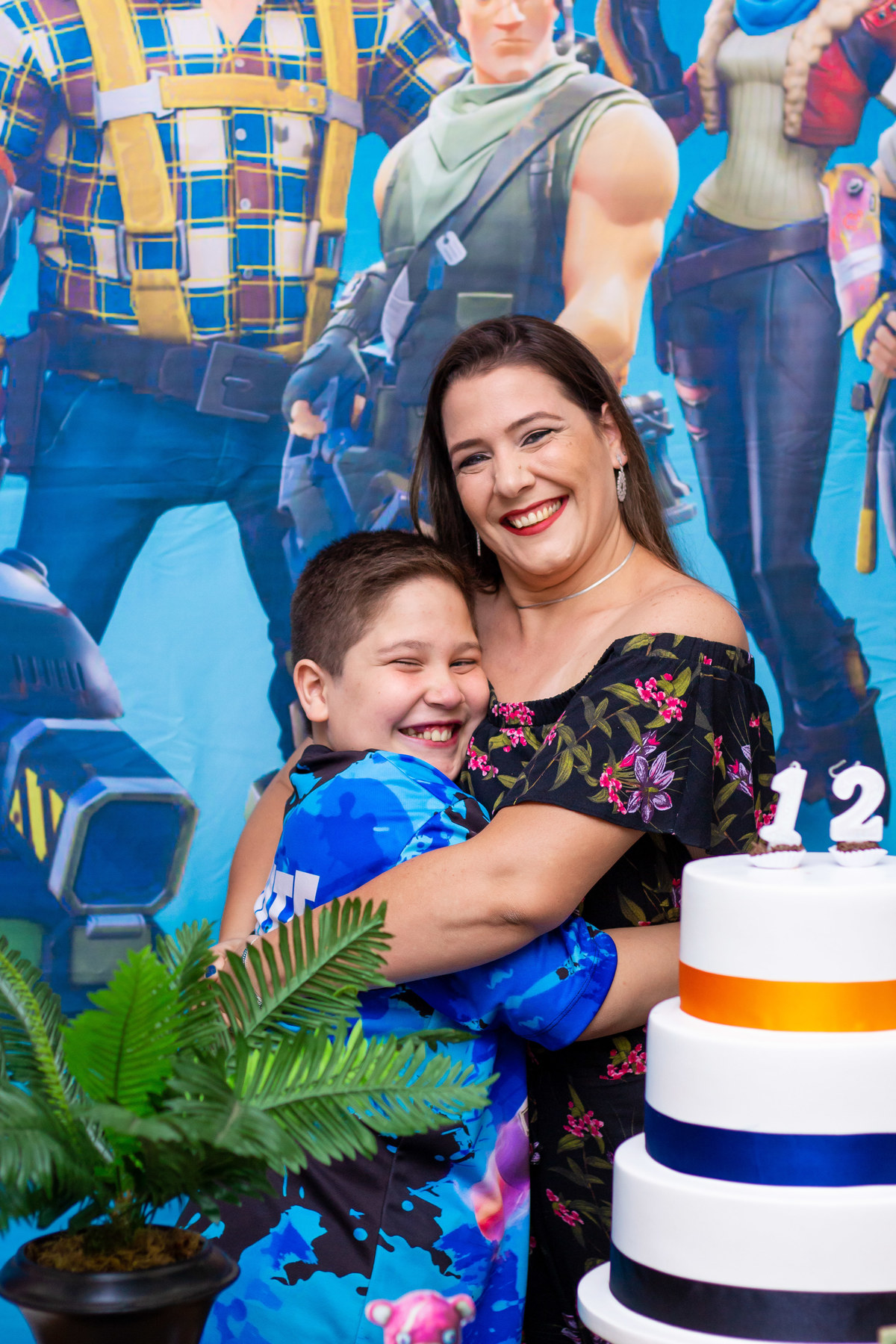 Buffet Zappteen Bauru, aniversariante e sua mãe na mesa do bolo