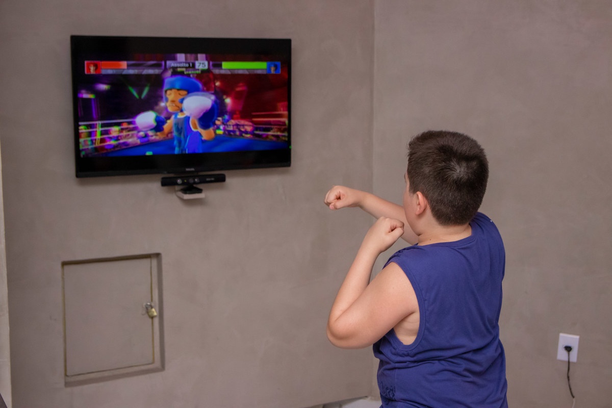 Buffet Zappteen Bauru, aniversariante brincando de luta em video game, xbox