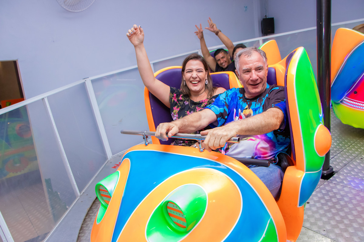 Buffet Zappteen Bauru, avô brincando em aniversário, avô no brinquedo crazy dance