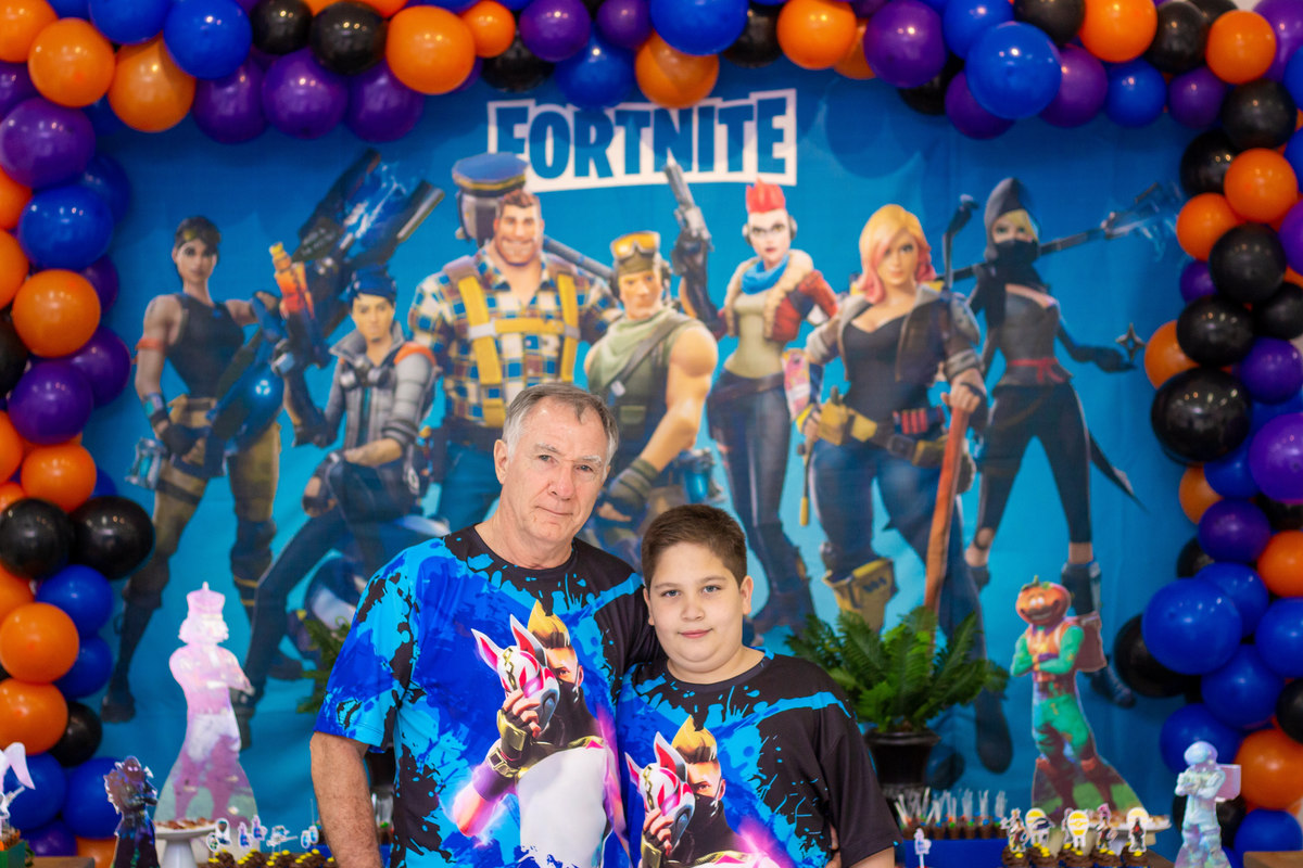 Buffet Zappteen Bauru, Aniversariante e padastro na mesa do bolo