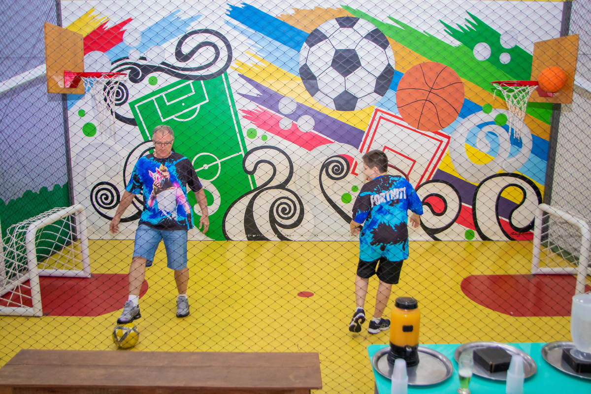 Buffet Zappteen Bauru, aniversariante jogando futebol em seu aniversário
