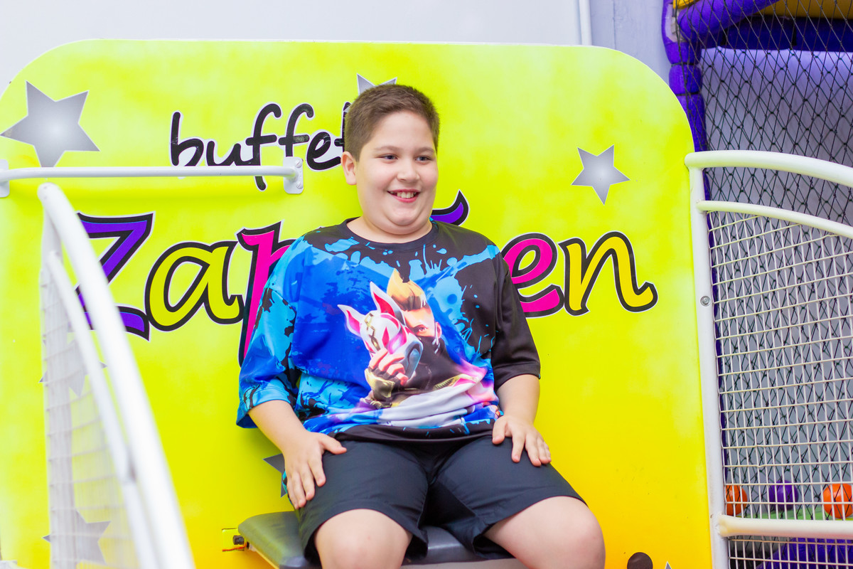 Buffet Zappteen Bauru, aniversariante brincando no tombo legal