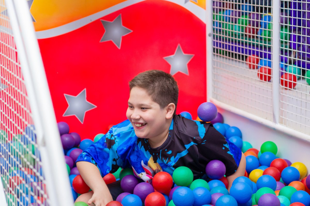 Buffet Zappteen Bauru, aniversariante rindo após cair do tombo legal