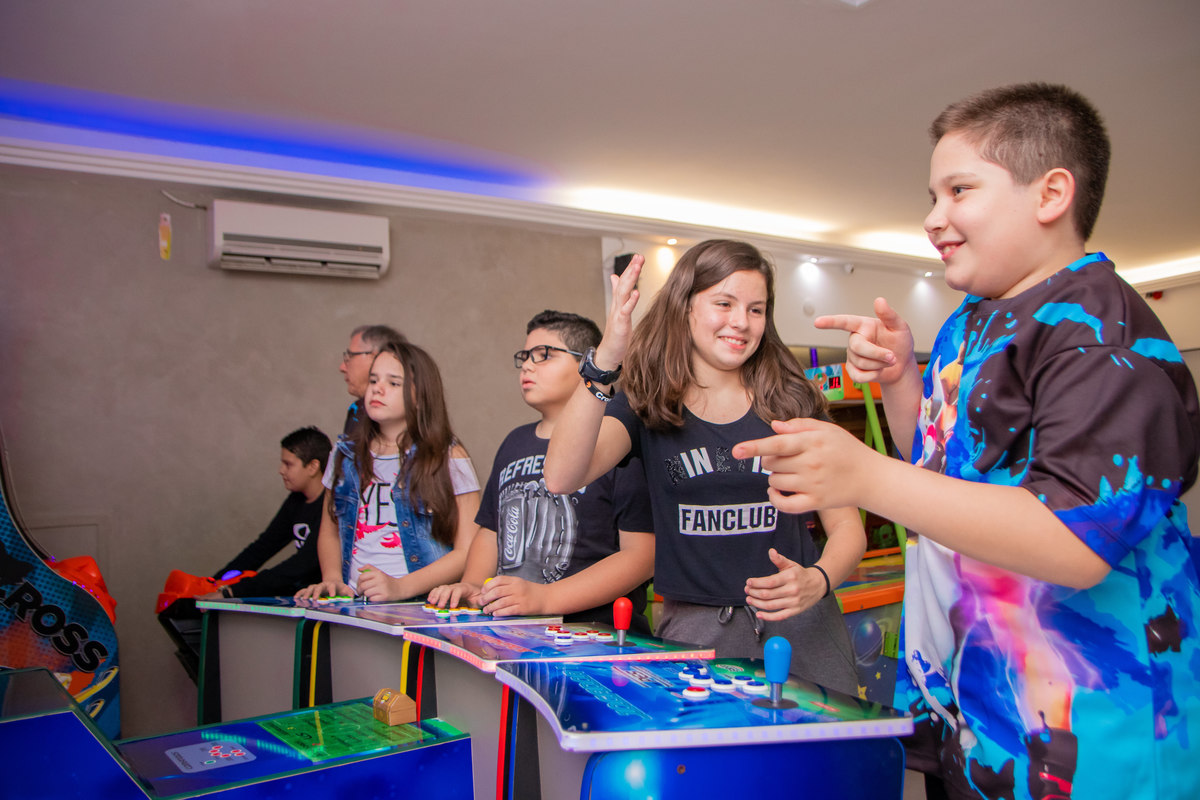 Buffet Zappteen Bauru, aniversariante jogando video game com seus amigos