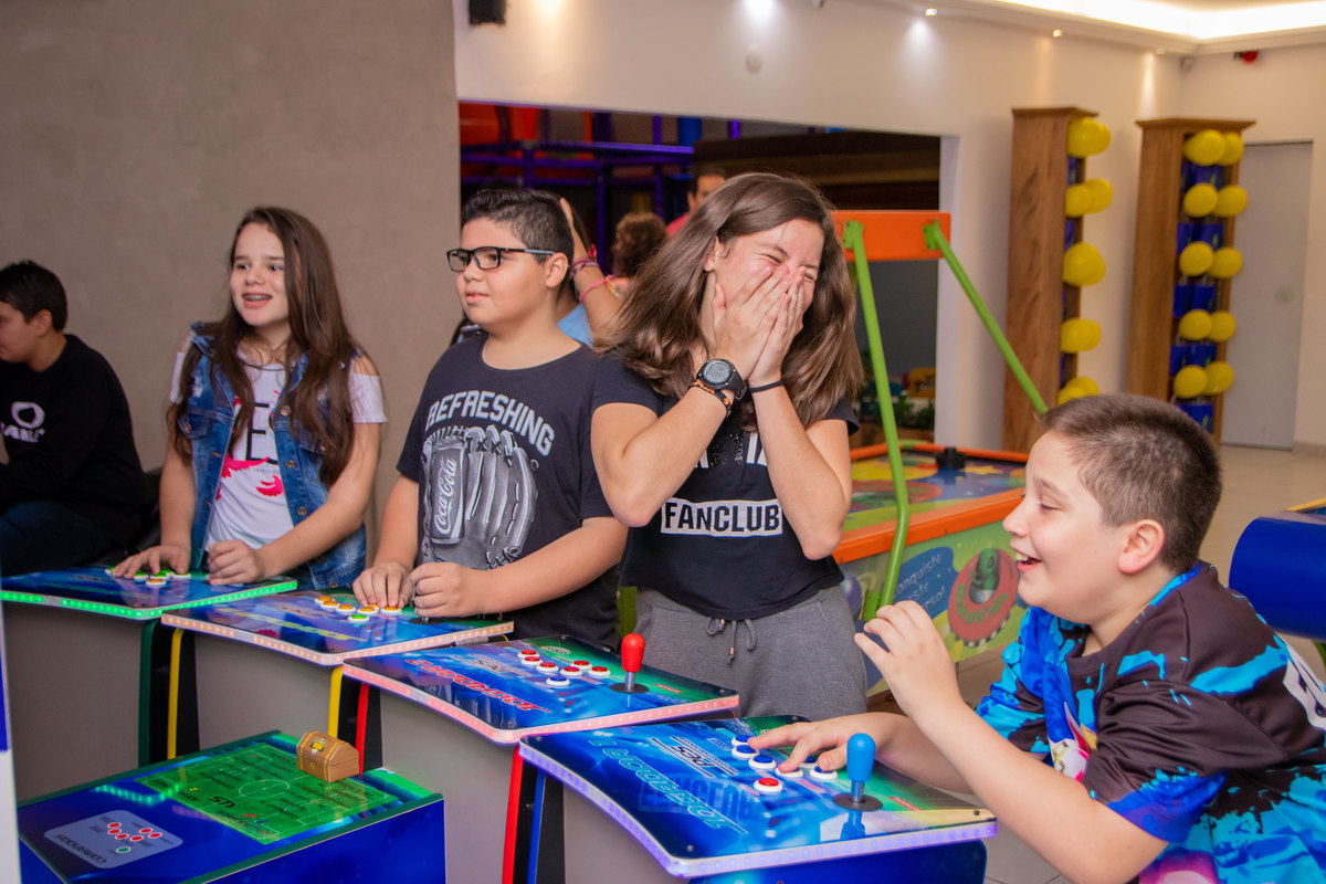 Buffet Zappteen Bauru, aniversariante rindo ao jogar video game