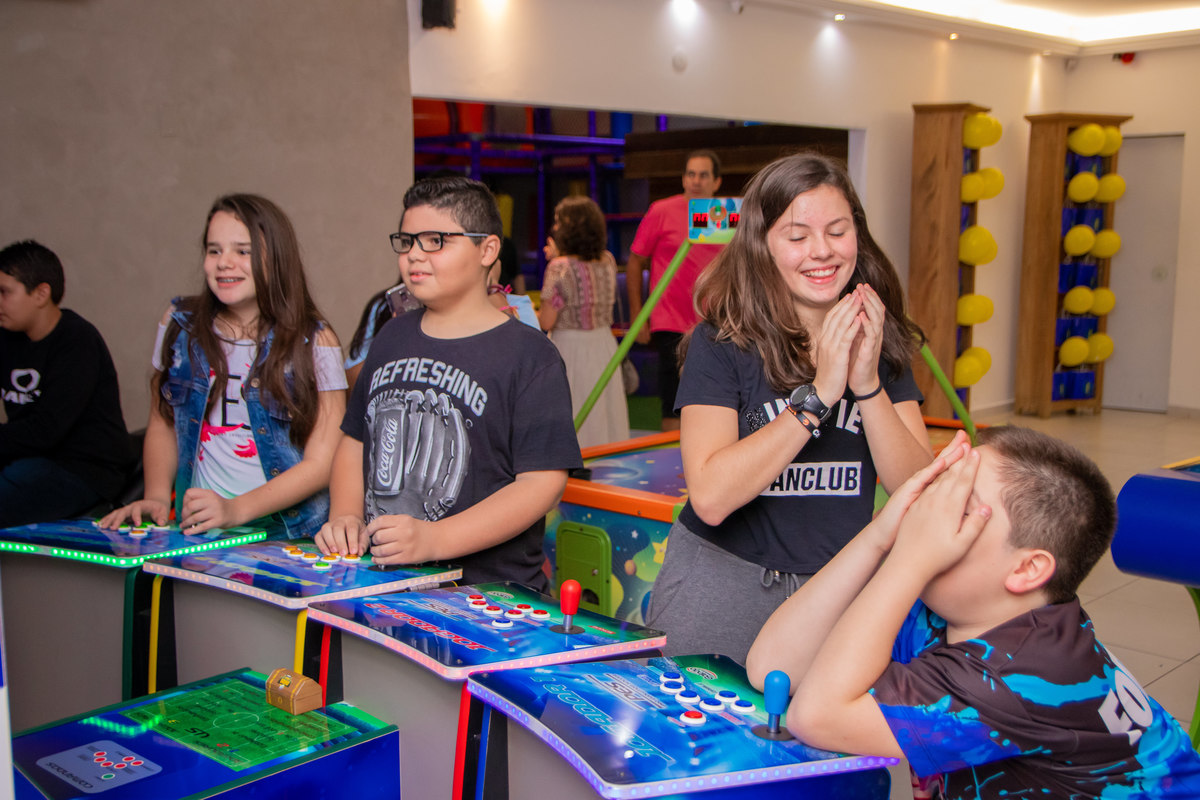 Buffet Zappteen Bauru, amigos jogando video game em aniversário
