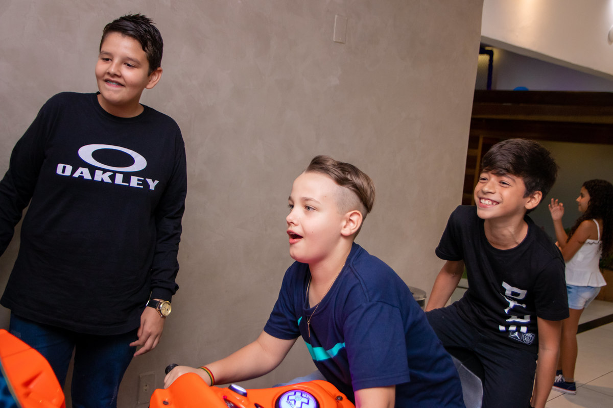 Buffet Zappteen Bauru, menino pilotando moto em aniversário
