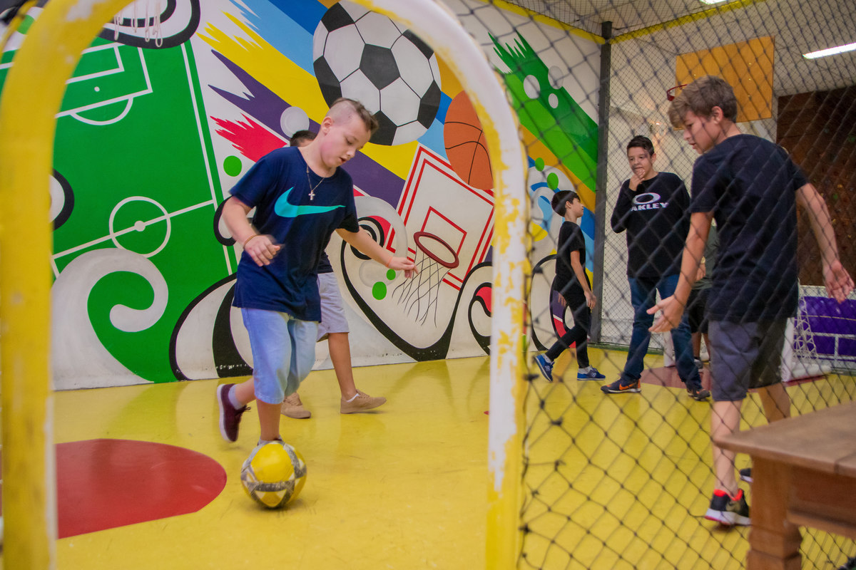 Buffet Zappteen Bauru, amigos jogando futebol em aniversário