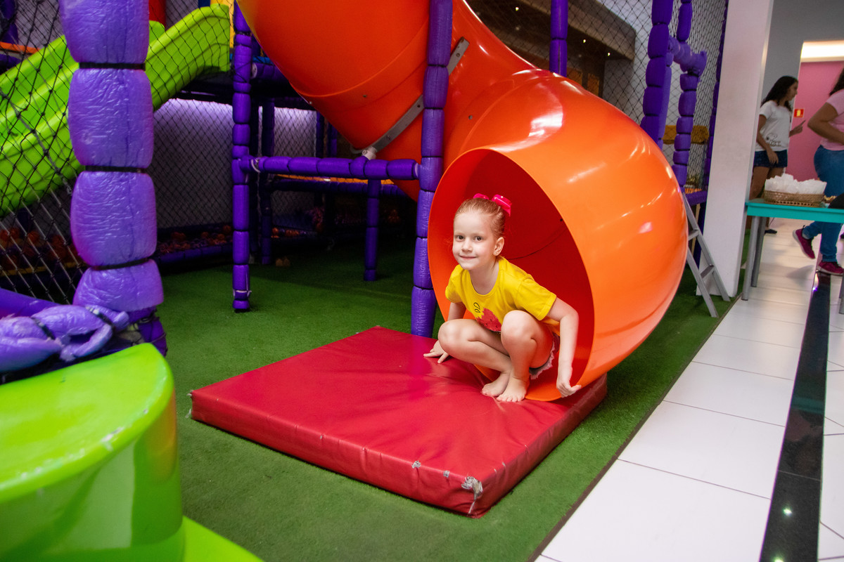 Buffet Zappteen Bauru, menina brincando no escorregador