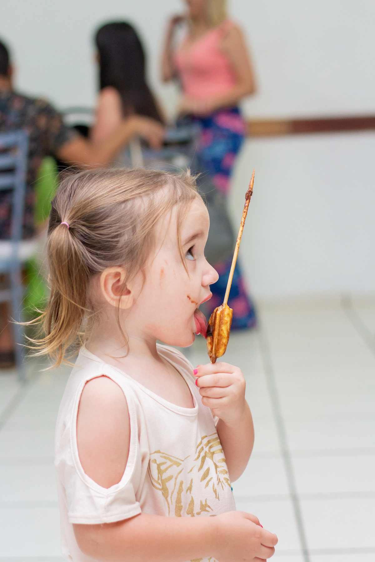 menina comendo crepe em aniversário