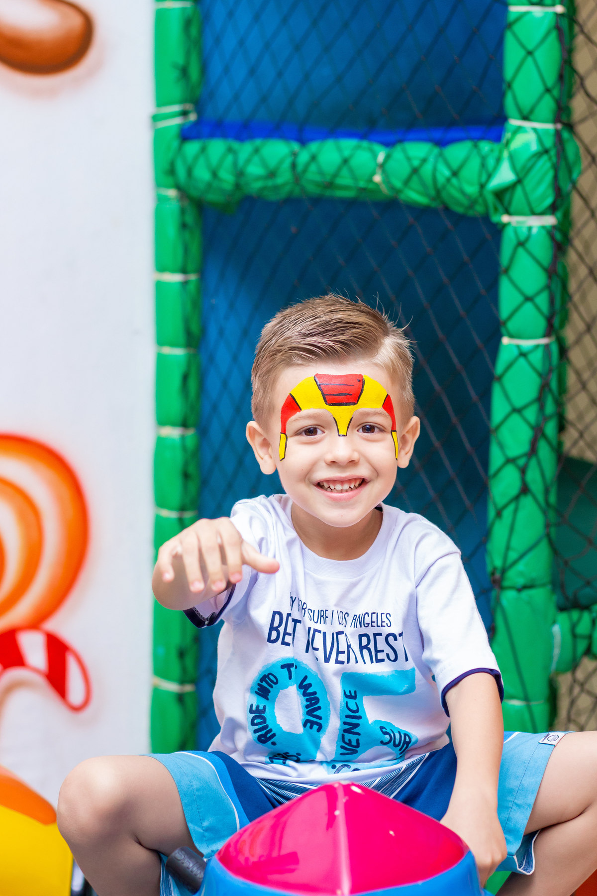 menino com pintura artística do homem de ferro