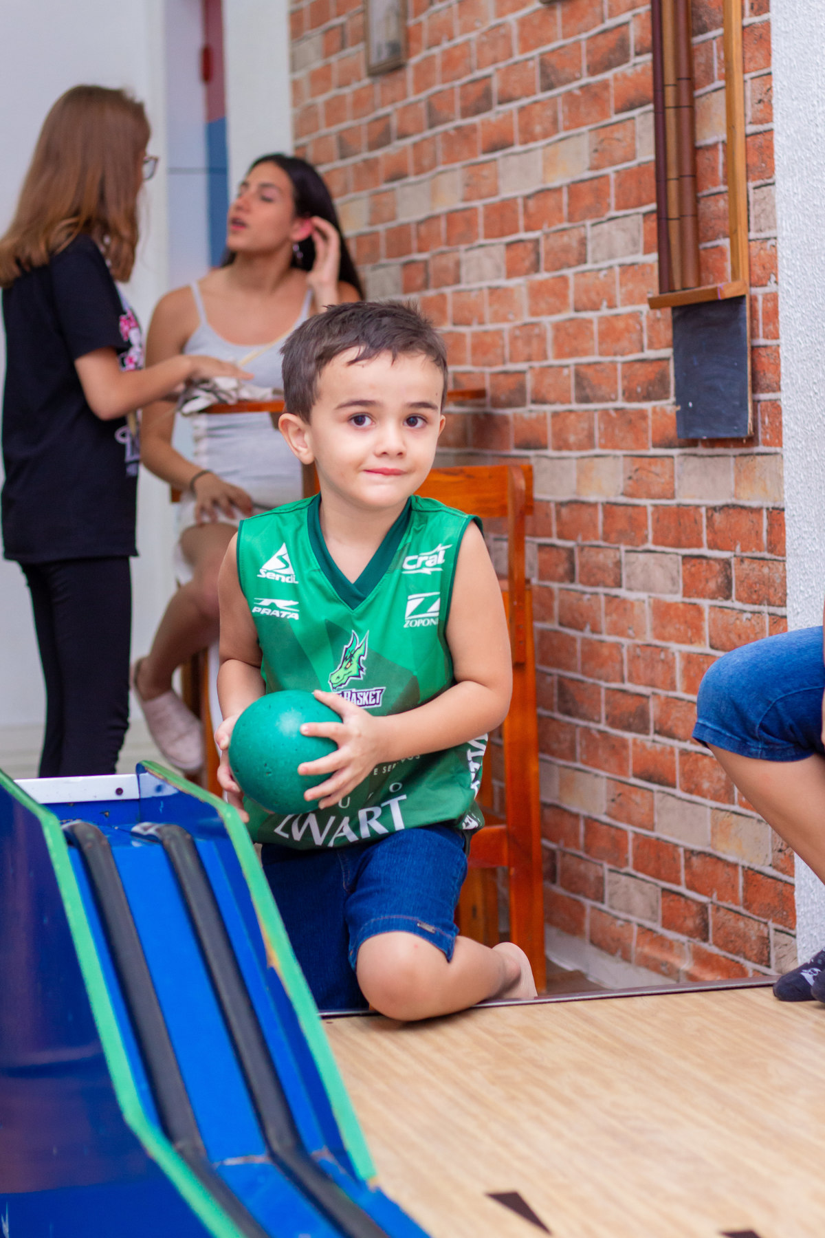 aniversariante jogando boliche em sua festa