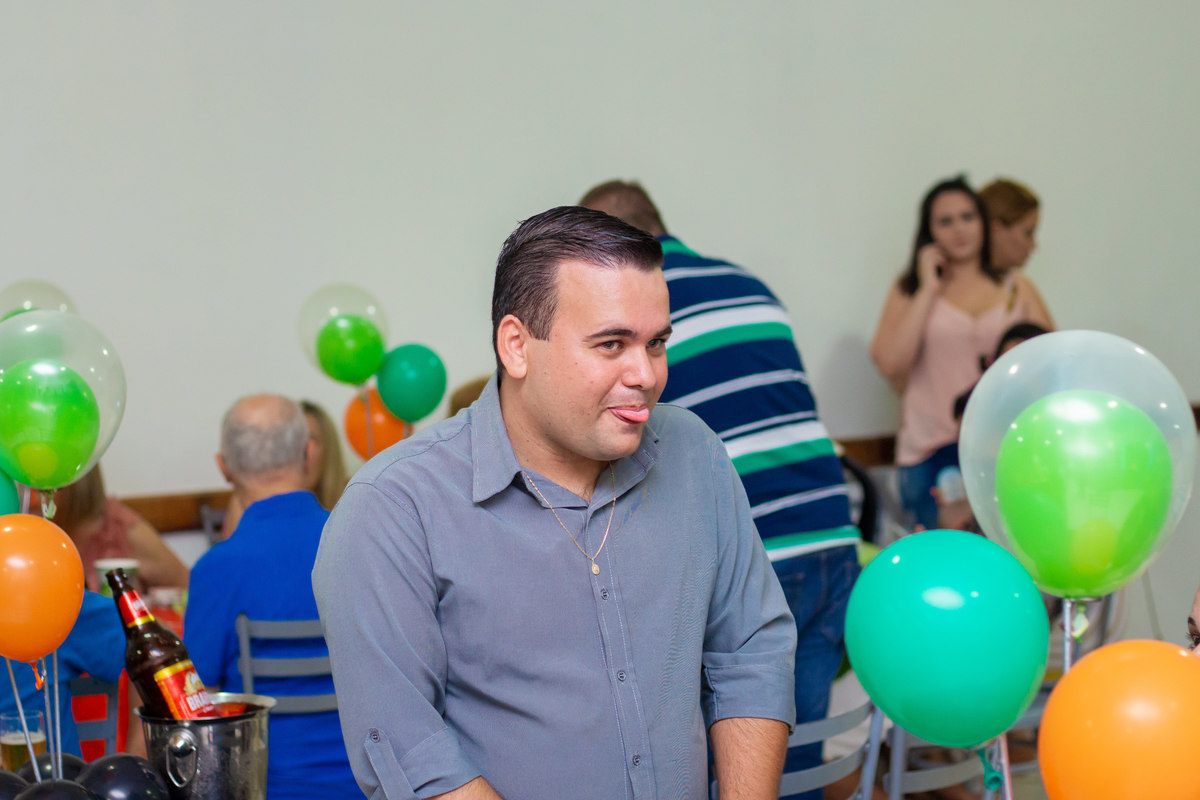 convidado fazendo careta em aniversário