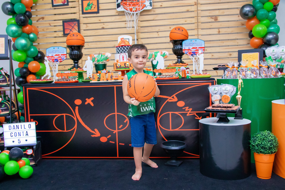 aniversariante em seu aniversário segurando bola de basquete