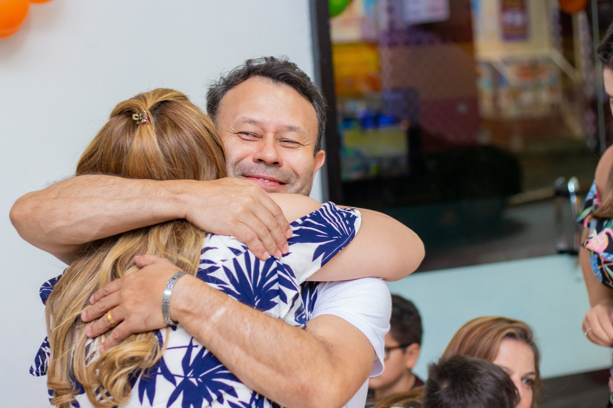 convidados se abraçando em aniversário