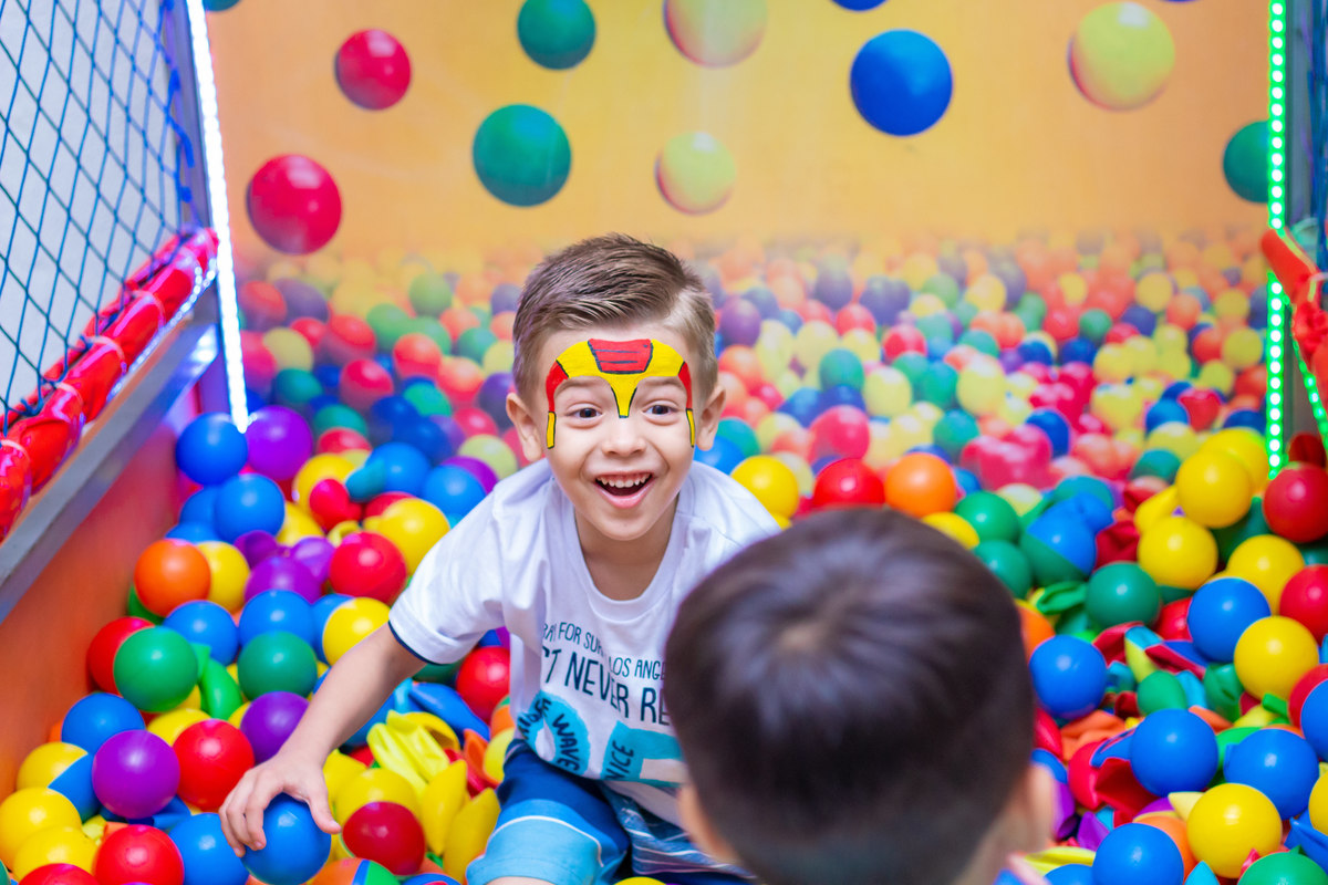 criança feliz caindo do tombo legak