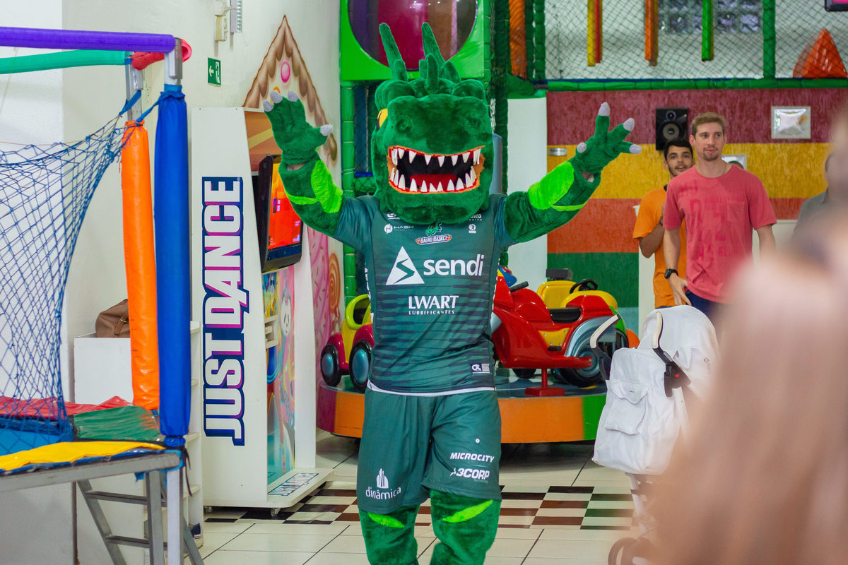 mascote do Bauru Basket em aniversário