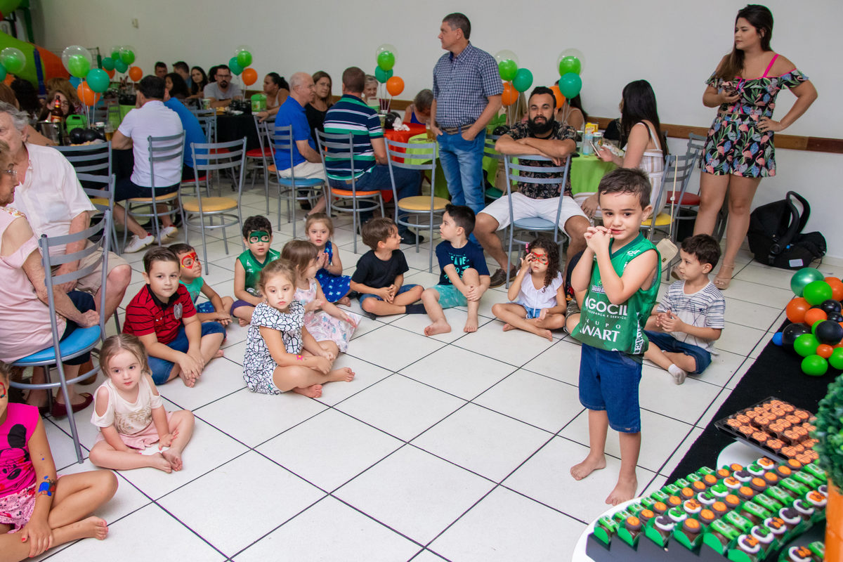 crianças sentadas esperando em aniversário