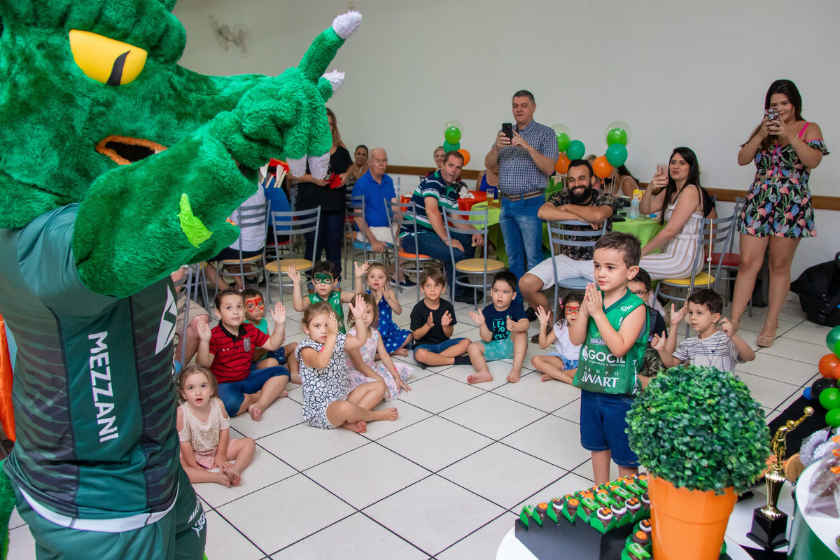 crianças olhando o mascote do bauru basket em aniversário
