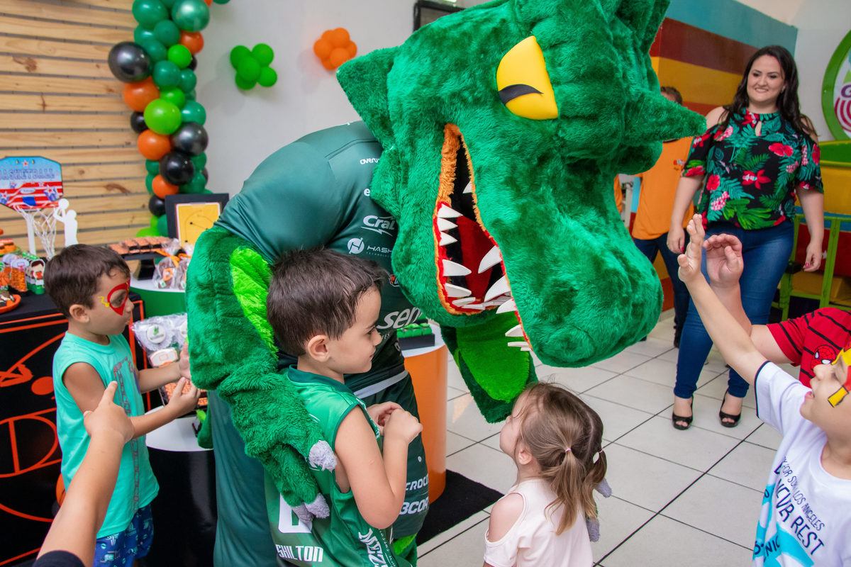 mascote do bauru basket brincando com as crianças