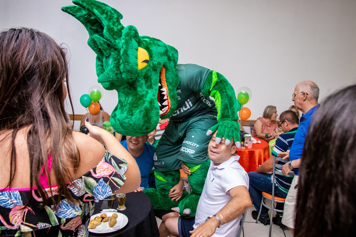 mascote do bauru basket brincando com convidados